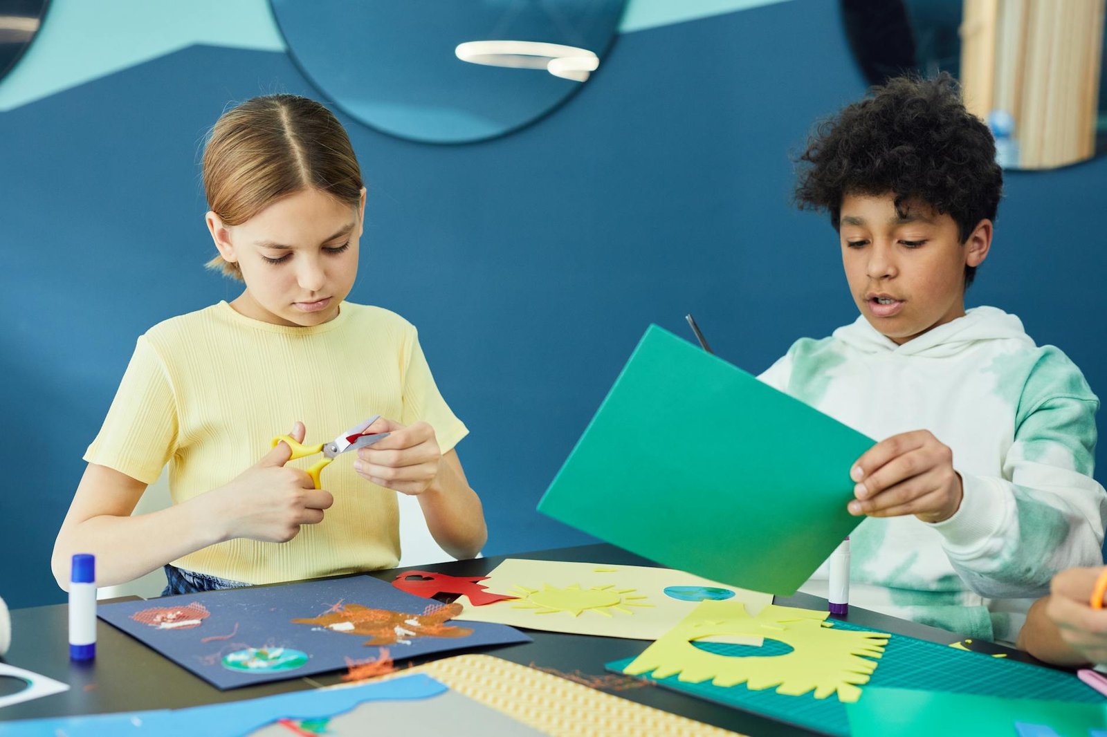 children doing an art project