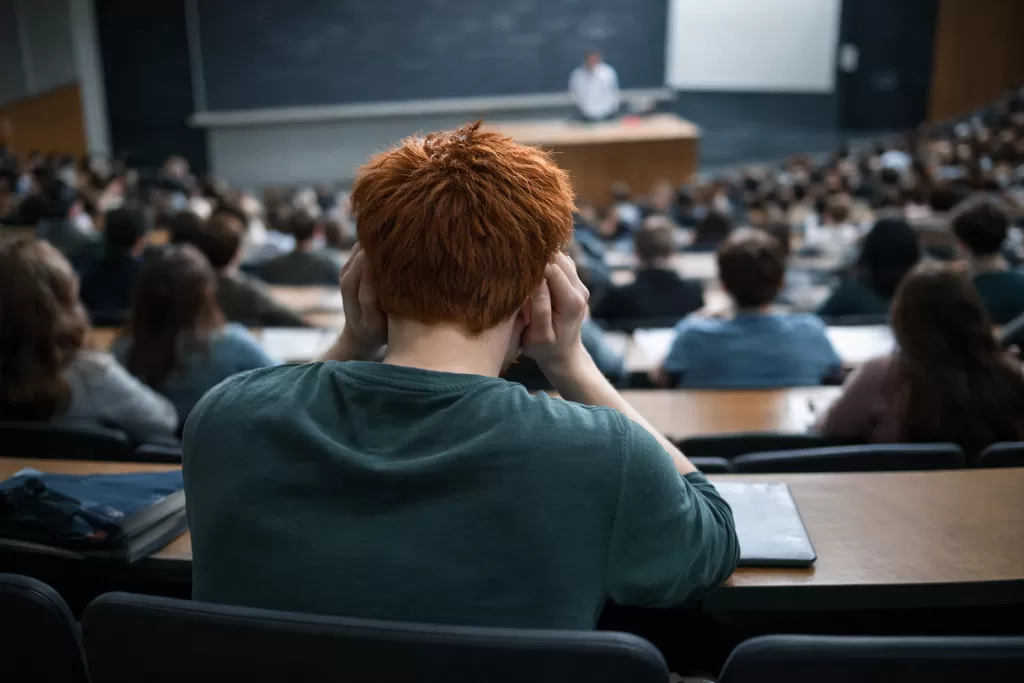 Un étudiant HPI est perdu pendant un cours en amphithéâtre